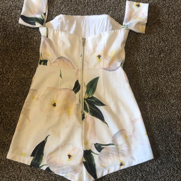 ✨Luxxel Floral Romper✨ - Picture 2 of 3